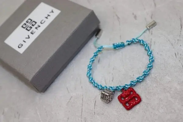 GIVENCHY
